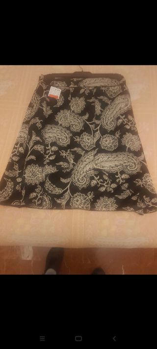 falda negra con estampado de mango 