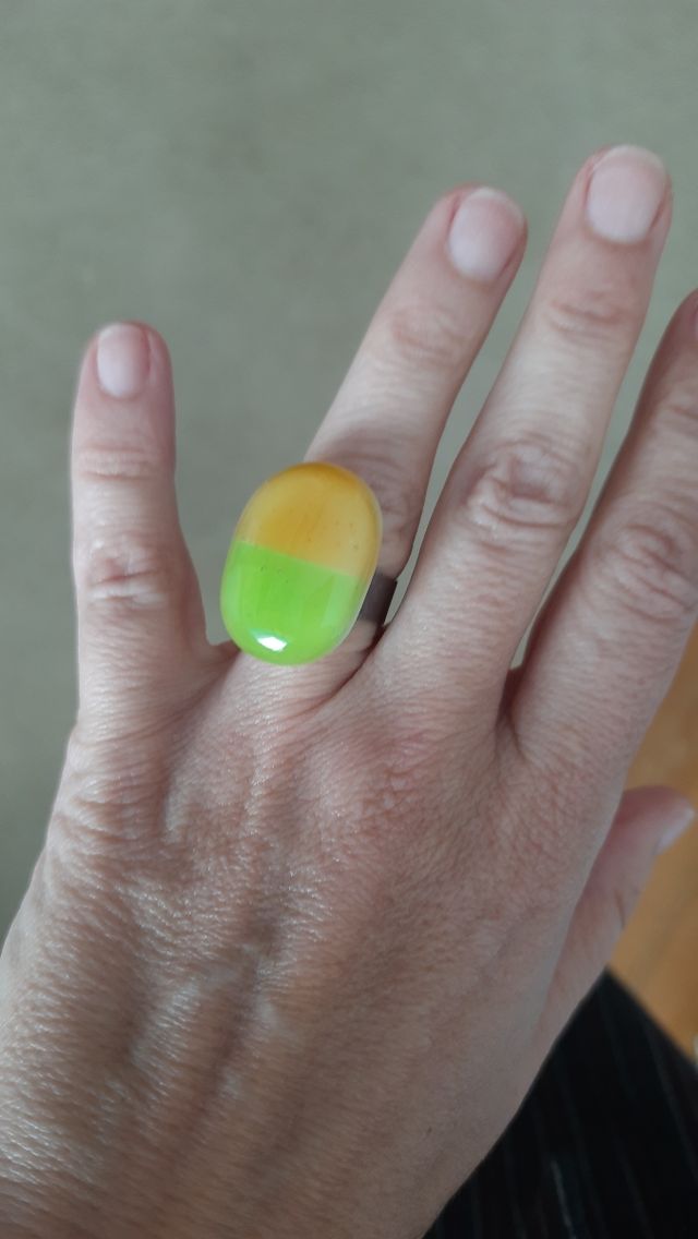 Anillo ajustable verde y amarillo de resina