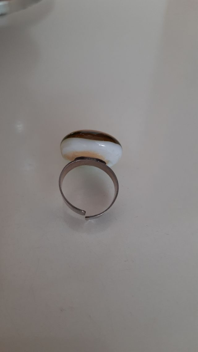 Anillo ajustable verde y amarillo de resina