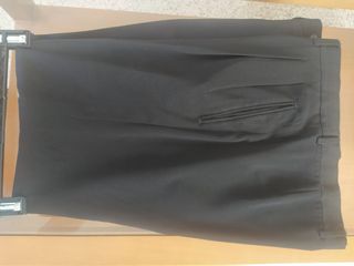 Pantalón vestir negro con pinzas.