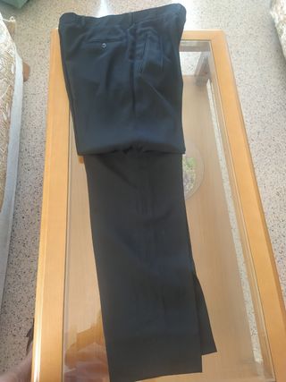 Pantalón vestir negro con pinzas.