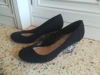 Zapatos cuña estampada negro y blanco 