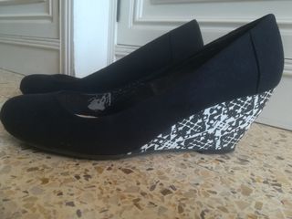 Zapatos cuña estampada negro y blanco 