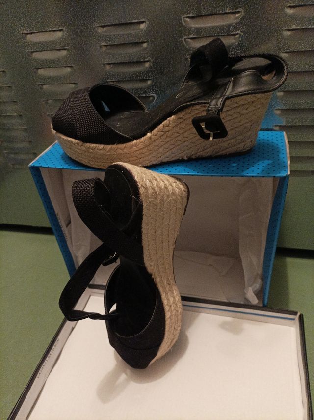 sandalia cuña negra