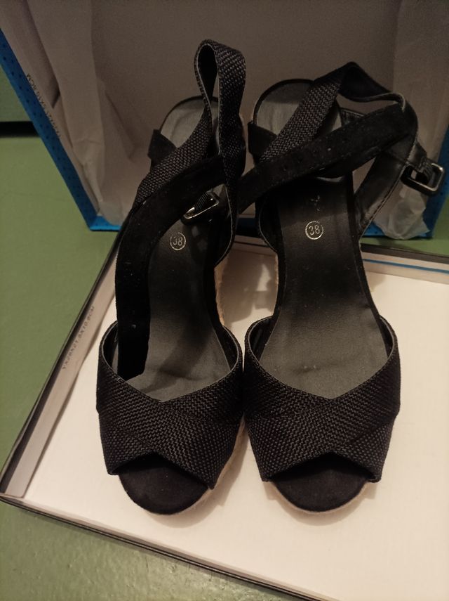 sandalia cuña negra