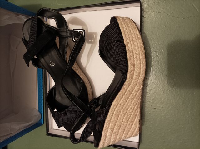 sandalia cuña negra