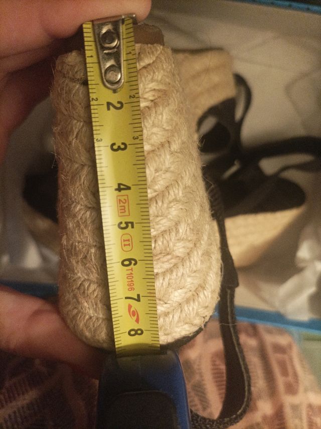 sandalia cuña negra