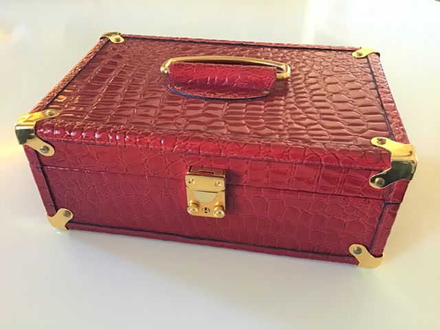 JOYERO CON MÚLTIPLES ESPACIOS, ESPEJO Y CERRADURA