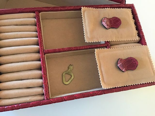 JOYERO CON MÚLTIPLES ESPACIOS, ESPEJO Y CERRADURA