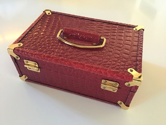 JOYERO CON MÚLTIPLES ESPACIOS, ESPEJO Y CERRADURA