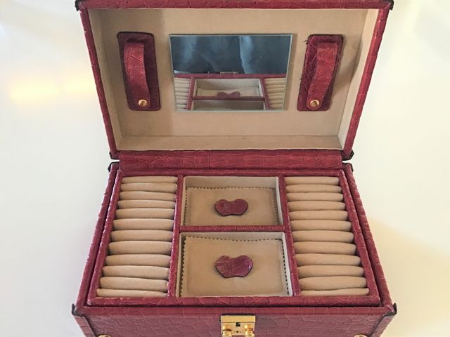 JOYERO CON MÚLTIPLES ESPACIOS, ESPEJO Y CERRADURA