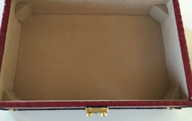 JOYERO CON MÚLTIPLES ESPACIOS, ESPEJO Y CERRADURA