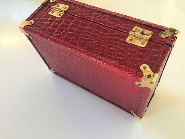 JOYERO CON MÚLTIPLES ESPACIOS, ESPEJO Y CERRADURA