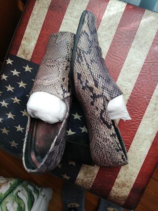 zapato vintage de piel efecto serpiente. 