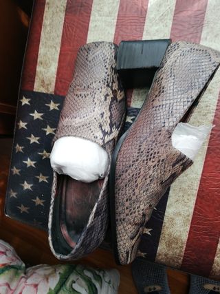 zapato vintage de piel efecto serpiente. 