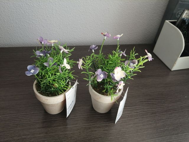 Flor artificial en maceta