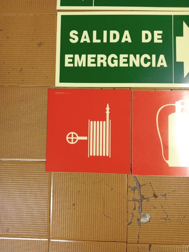 carteles luminosos en la oscuridad