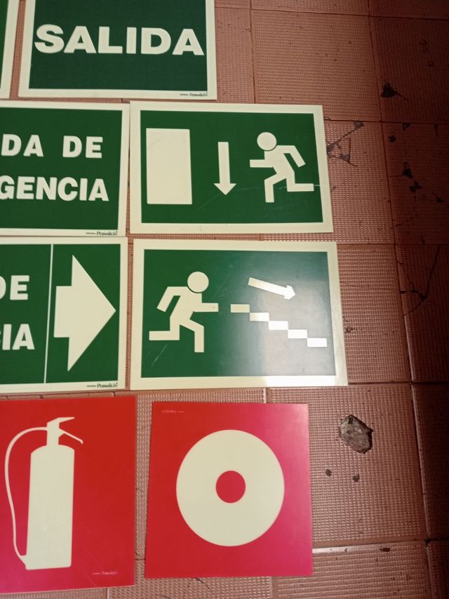 carteles luminosos en la oscuridad