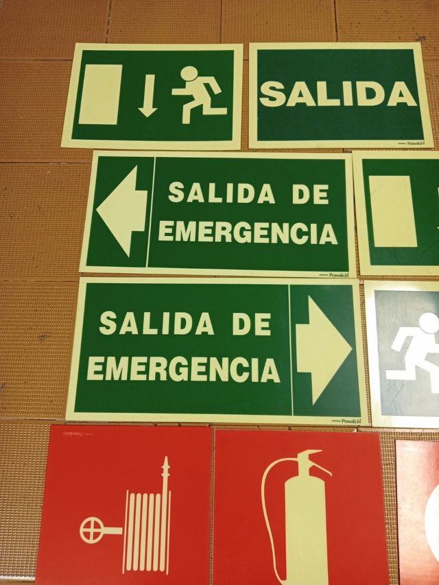 carteles luminosos en la oscuridad