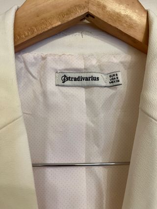 Americana blanca Stradivarius 
