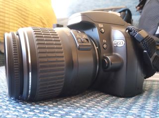 Cámara Nikon D60 + complementos