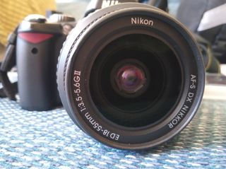 Cámara Nikon D60 + complementos