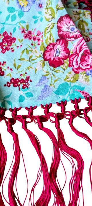 Manton de manila para niña. Moda flamenca