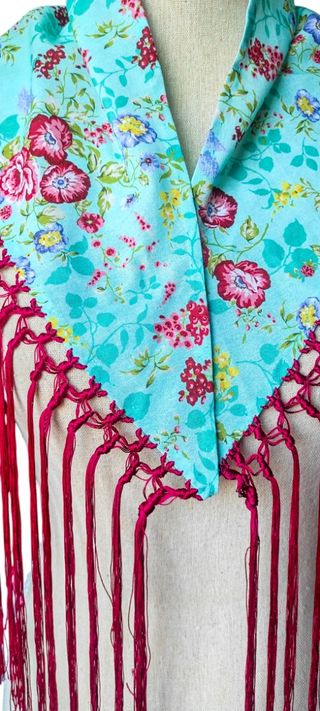 Manton de manila para niña. Moda flamenca