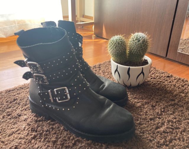 botines piel tachuelas