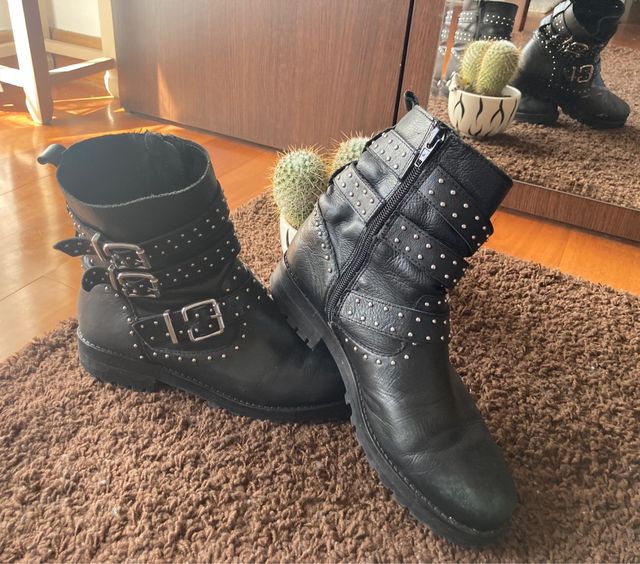 botines piel tachuelas