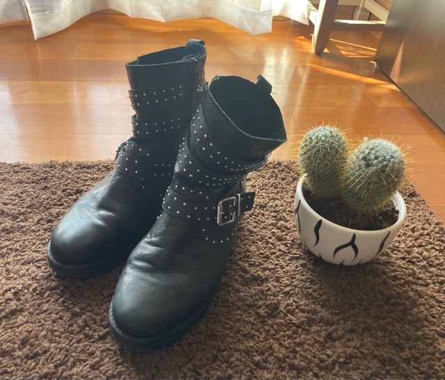 botines piel tachuelas