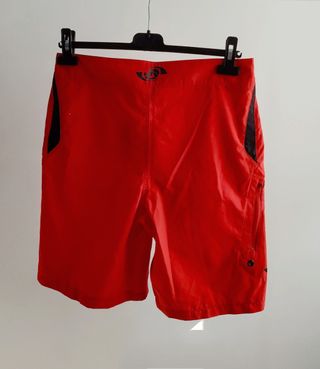 Pantalón corto rojo