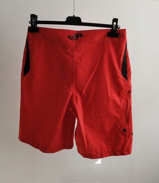 Pantalón corto rojo