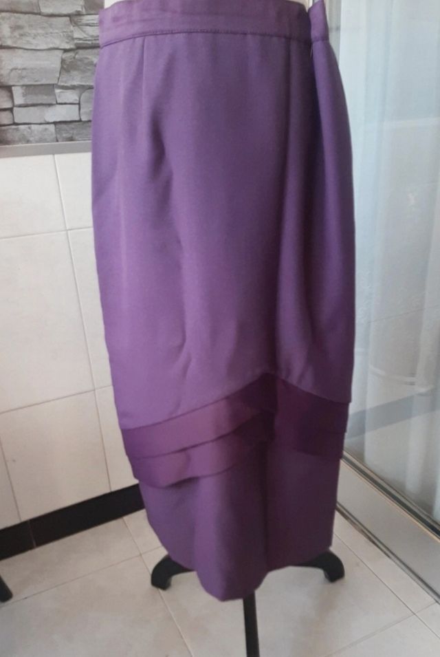 preciosa falda señora lila de vestir. T50