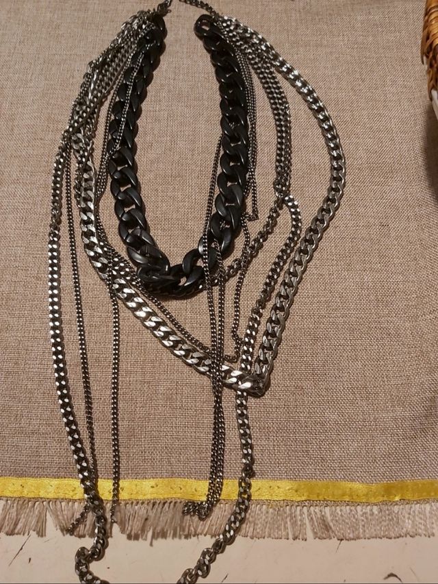 collana con catene di diverse misure