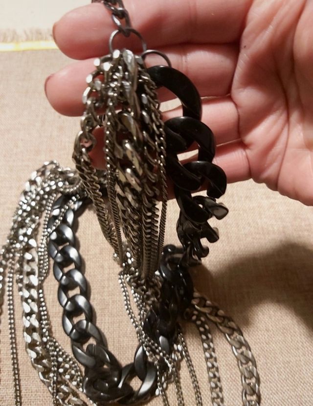 collana con catene di diverse misure