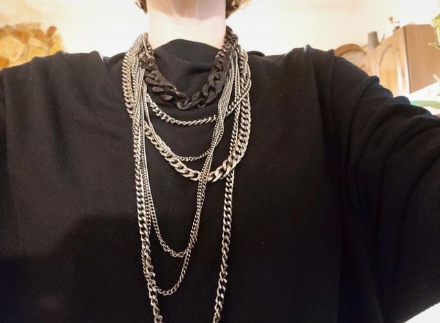 collana con catene di diverse misure