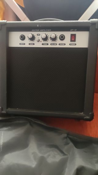 guitarra eléctrica con amplificador