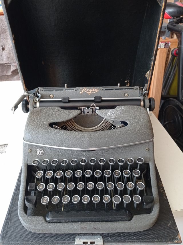 maquina de escribir antigua