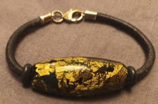 PULSERA EN ÓNIX CON PAPEL DE ORO.