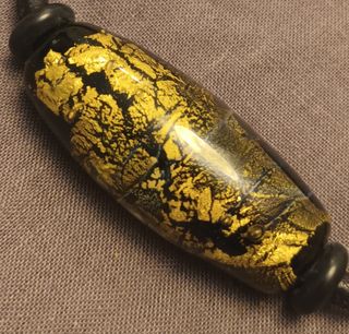 PULSERA EN ÓNIX CON PAPEL DE ORO.