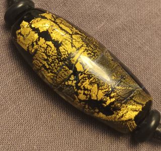 PULSERA EN ÓNIX CON PAPEL DE ORO.