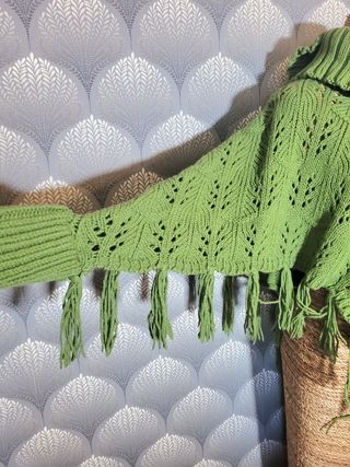 Poncho Fórmula Jóven tricot corto flecos y mangas