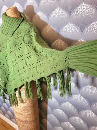 Poncho Fórmula Jóven tricot corto flecos y mangas