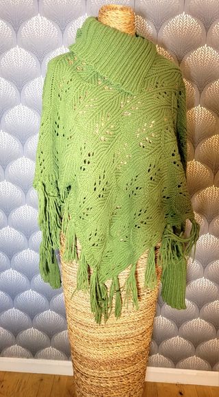 Poncho Fórmula Jóven tricot corto flecos y mangas
