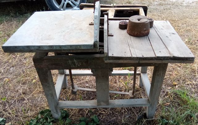 Bascula antigua de madera