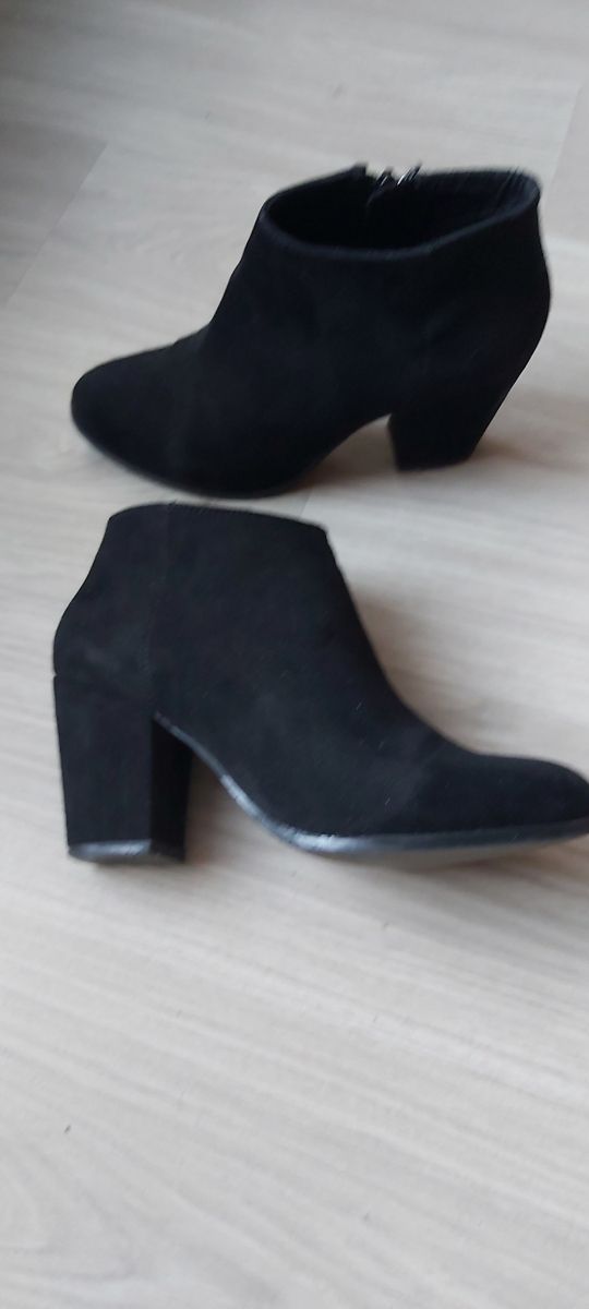 Botínes cortos imitación ante.