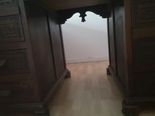 Mesa labrada de nogal.