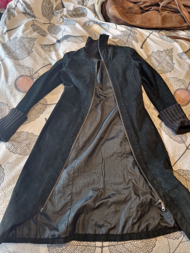 Chaqueta de piel ante de color negro