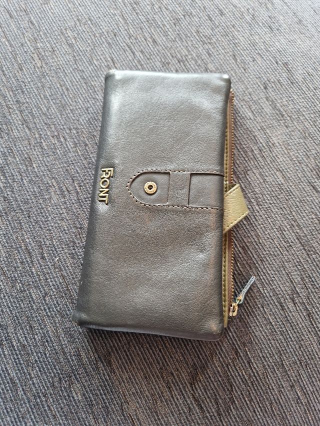 Cartera de pielcolor verde.